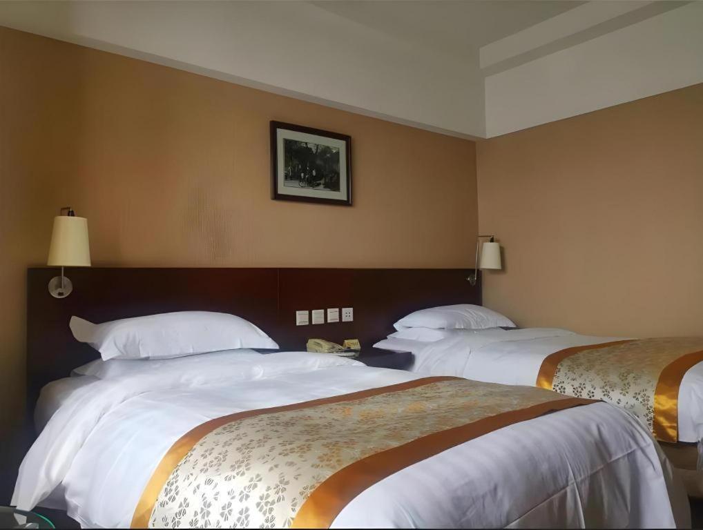 Dong Fang Hotel Пекин Экстерьер фото