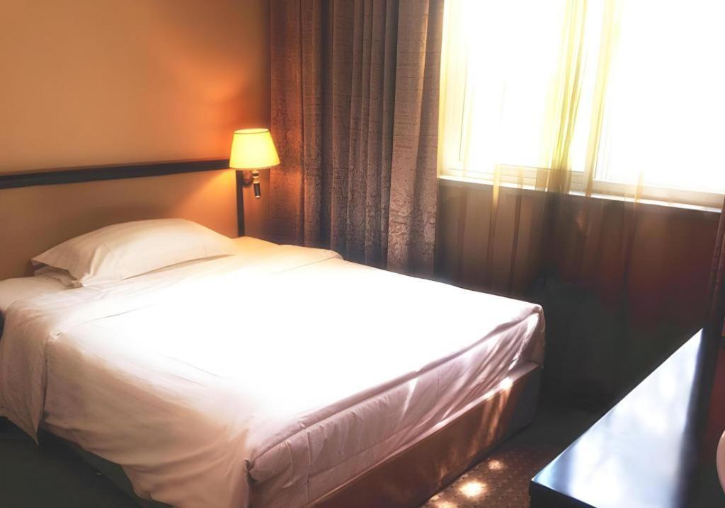 Dong Fang Hotel Пекин Экстерьер фото