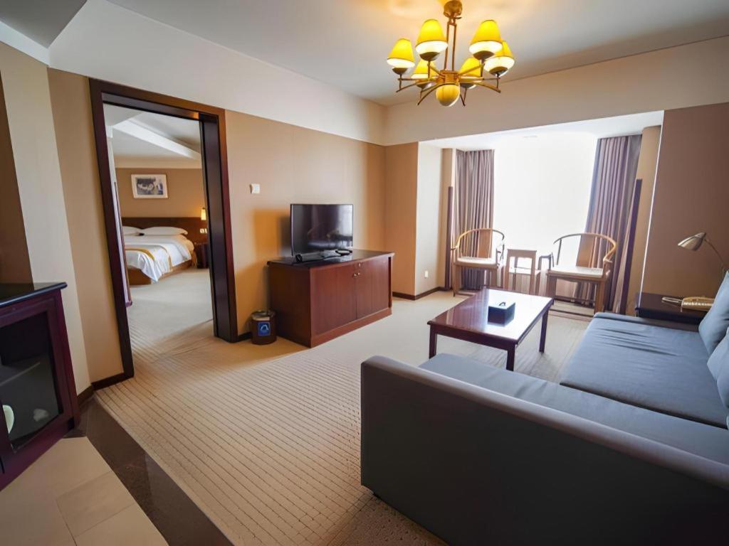 Dong Fang Hotel Пекин Экстерьер фото