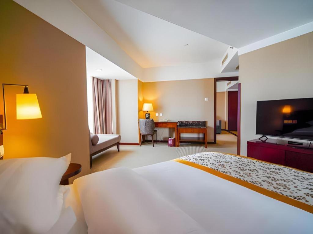 Dong Fang Hotel Пекин Экстерьер фото
