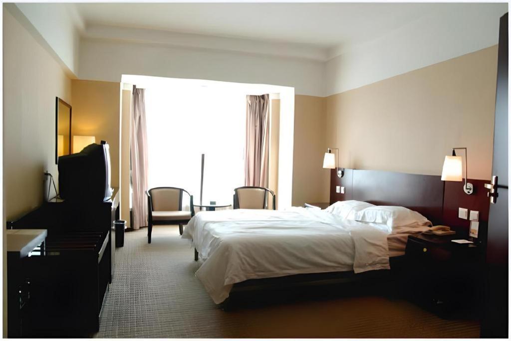 Dong Fang Hotel Пекин Экстерьер фото